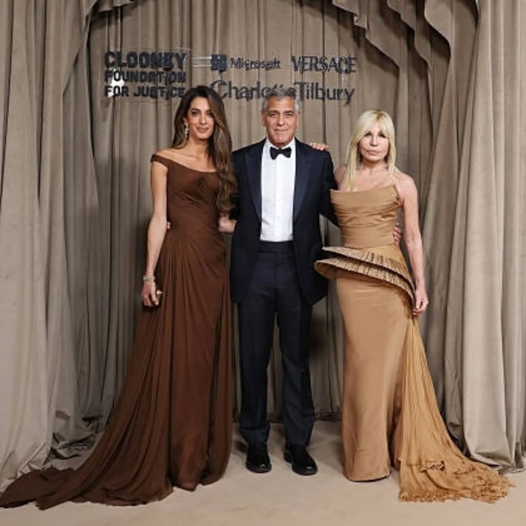 Amal Clooney incanta in Versace al Natural History Museum di Londra 2 Amal Clooney incanta in Versace al Natural History Museum di Londra