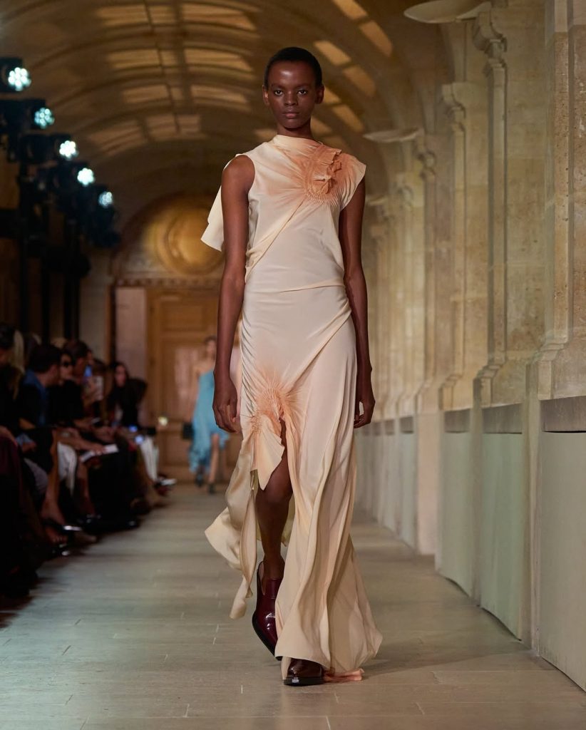 Una Lezione di Stile con la Collezione Primavera-Estate 2026 di Victoria Beckham