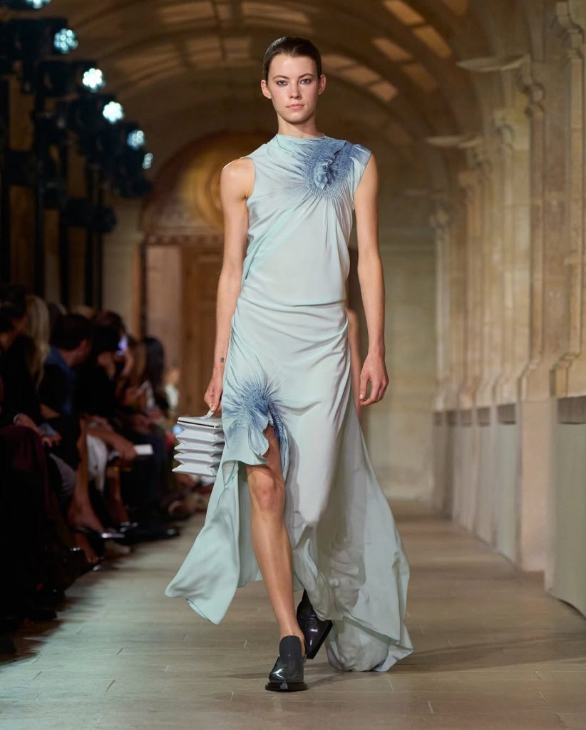 Una Lezione di Stile con la Collezione Primavera-Estate 2026 di Victoria Beckham