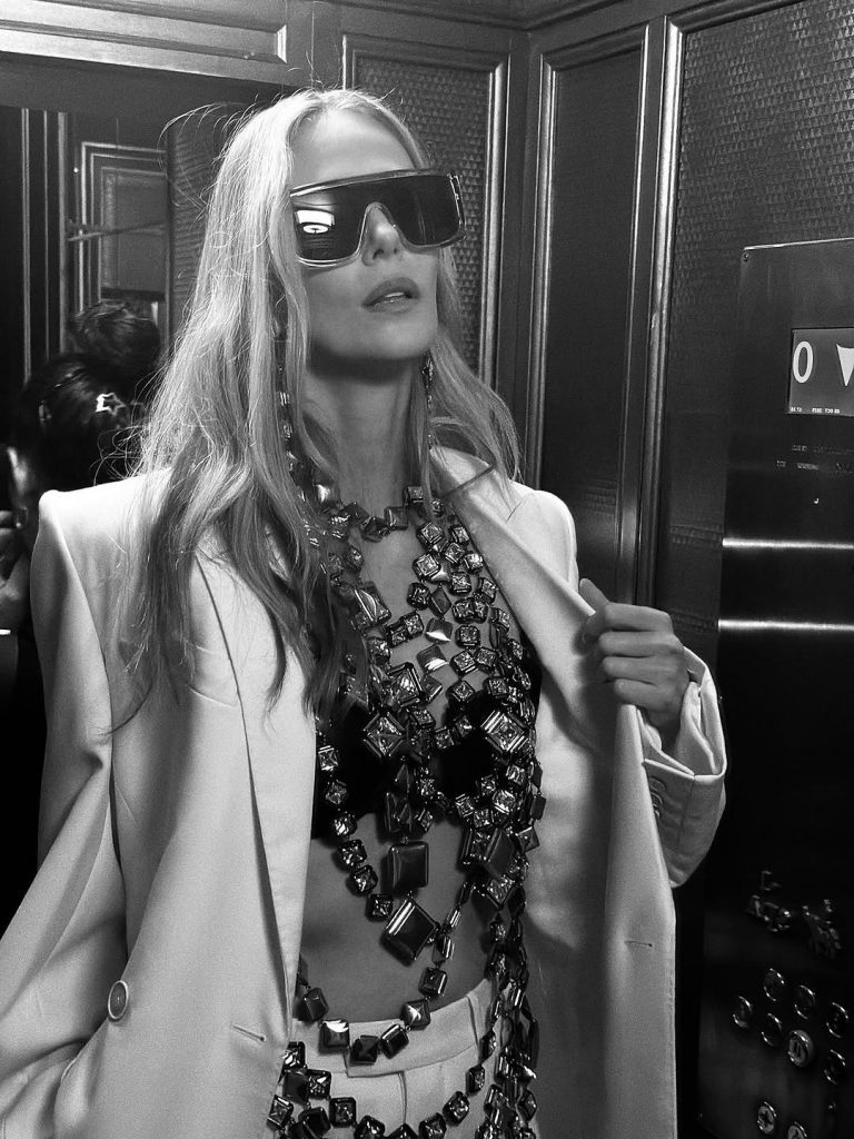 Givenchy e Charlize Theron: Quando la Moda Diventa Arte Pura 2 Givenchy e Charlize Theron: Quando la Moda Diventa Arte Pura