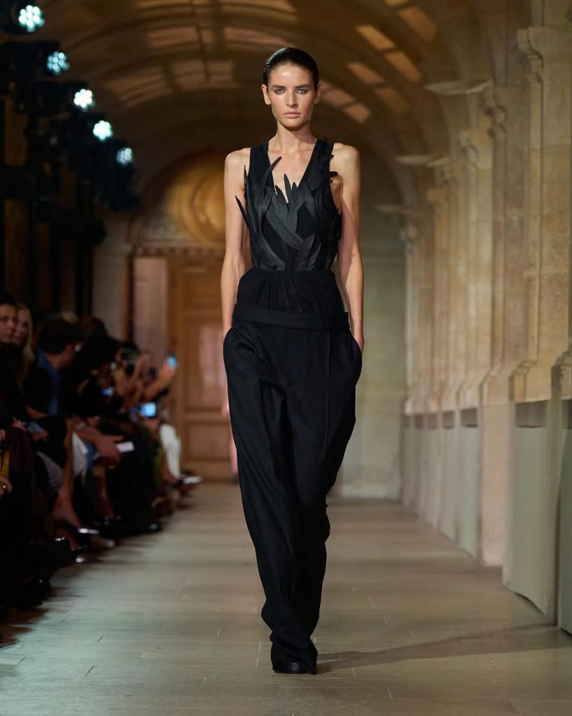 Una Lezione di Stile con la Collezione Primavera-Estate 2026 di Victoria Beckham