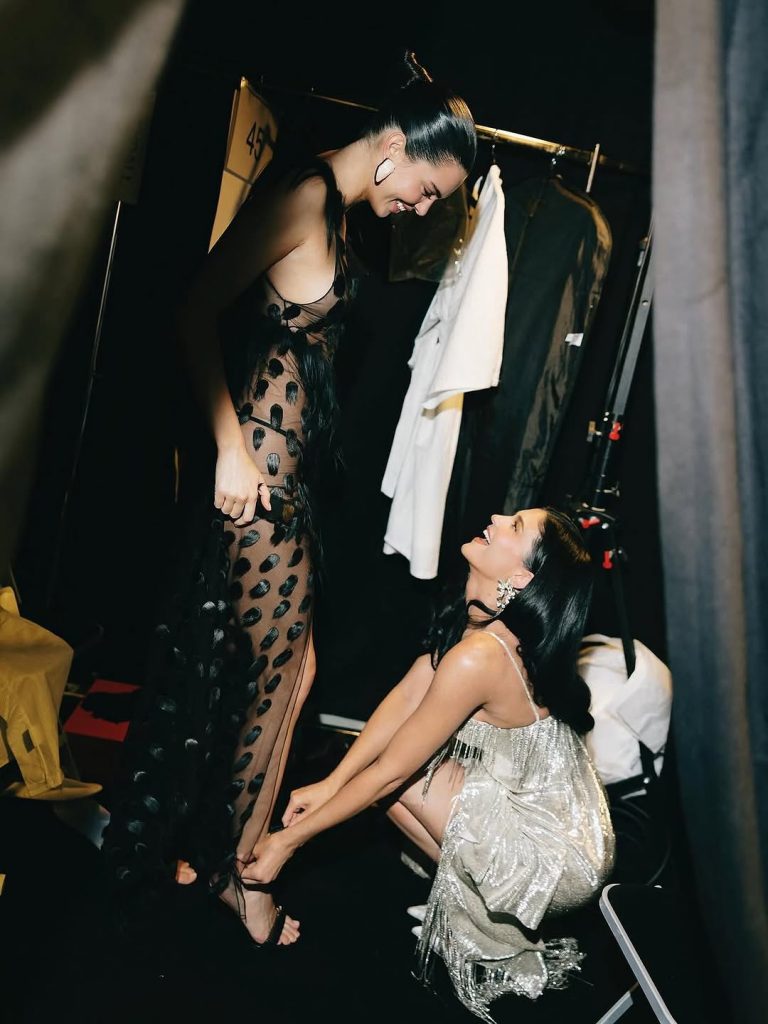 Applausi per Kendall Jenner: il look finale Schiaparelli che resta negli occhi