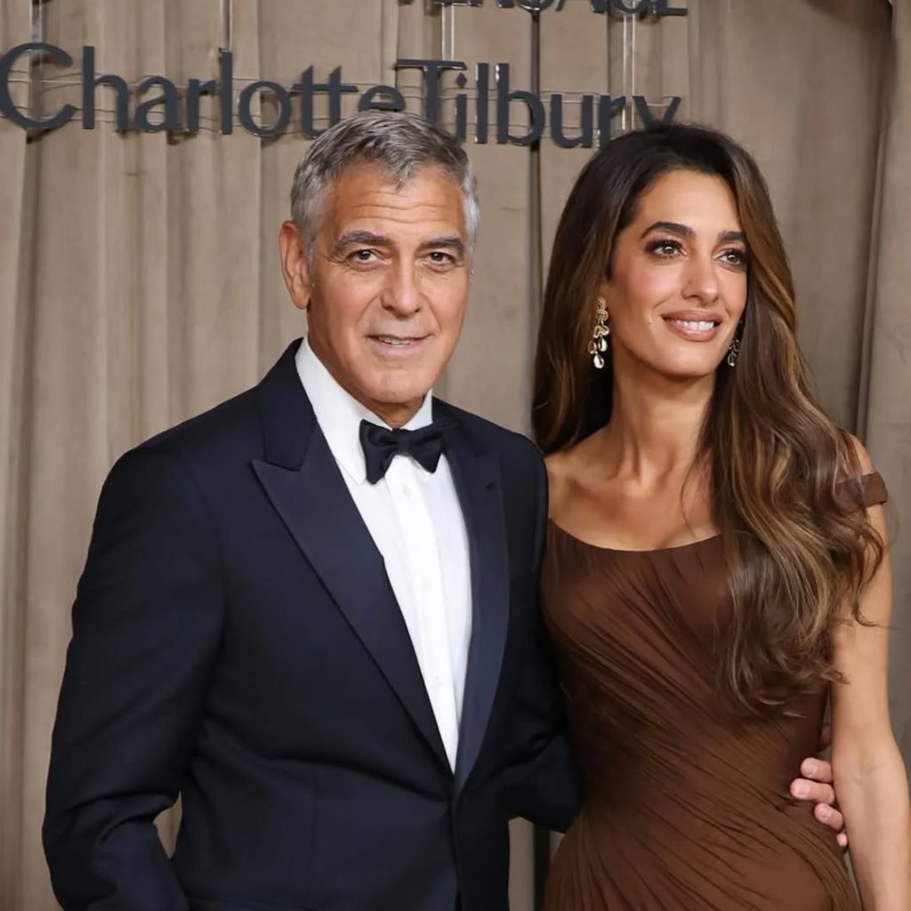 Amal Clooney incanta in Versace al Natural History Museum di Londra 4 Amal Clooney incanta in Versace al Natural History Museum di Londra