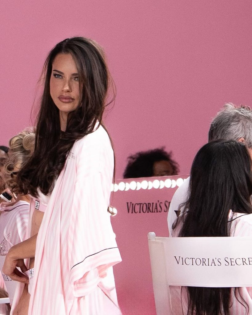 Adriana Lima a 45 Anni: La Regina Senza Tempo del Victoria's Secret Show 2025