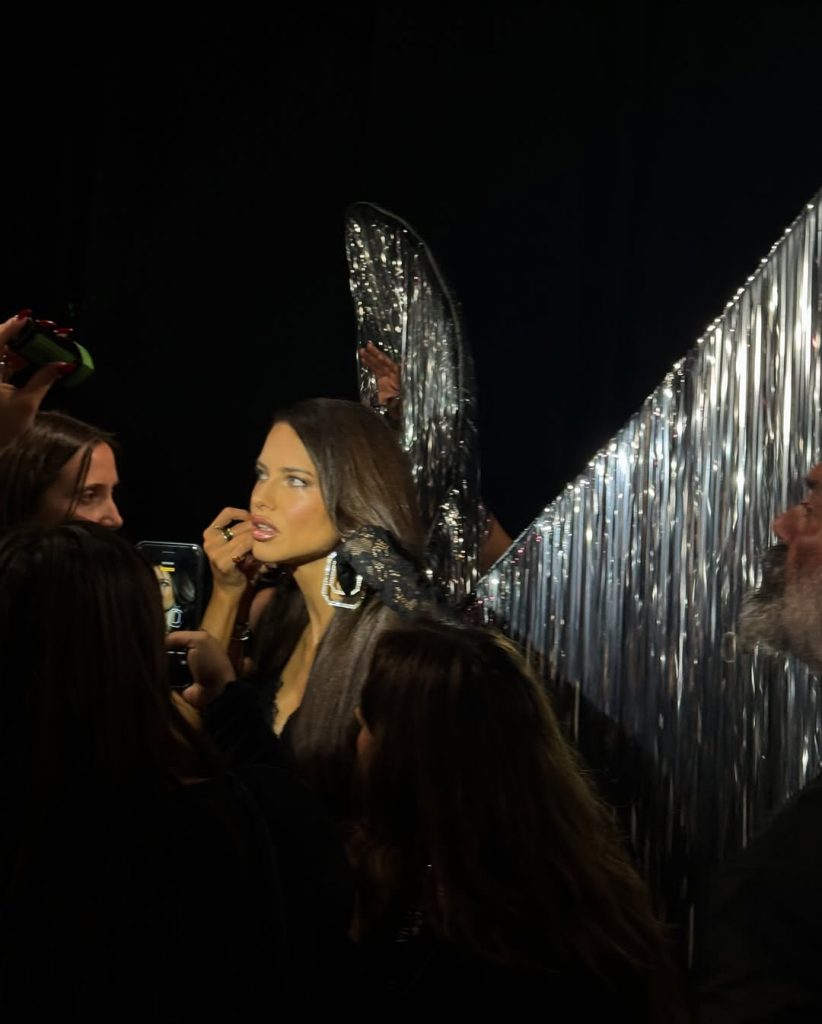 Adriana Lima a 45 Anni: La Regina Senza Tempo del Victoria's Secret Show 2025