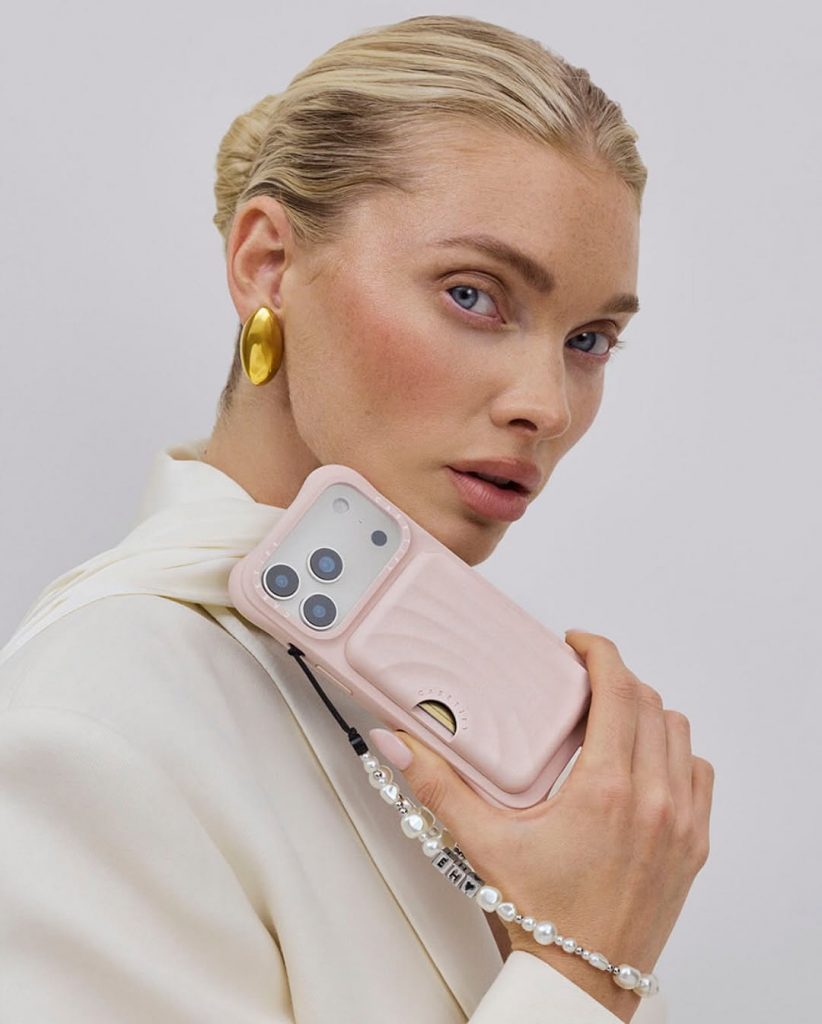 CASETIFY Abbraccia l'Inverno con Elsa Hosk: Quando la Tecnologia Diventa Stile
