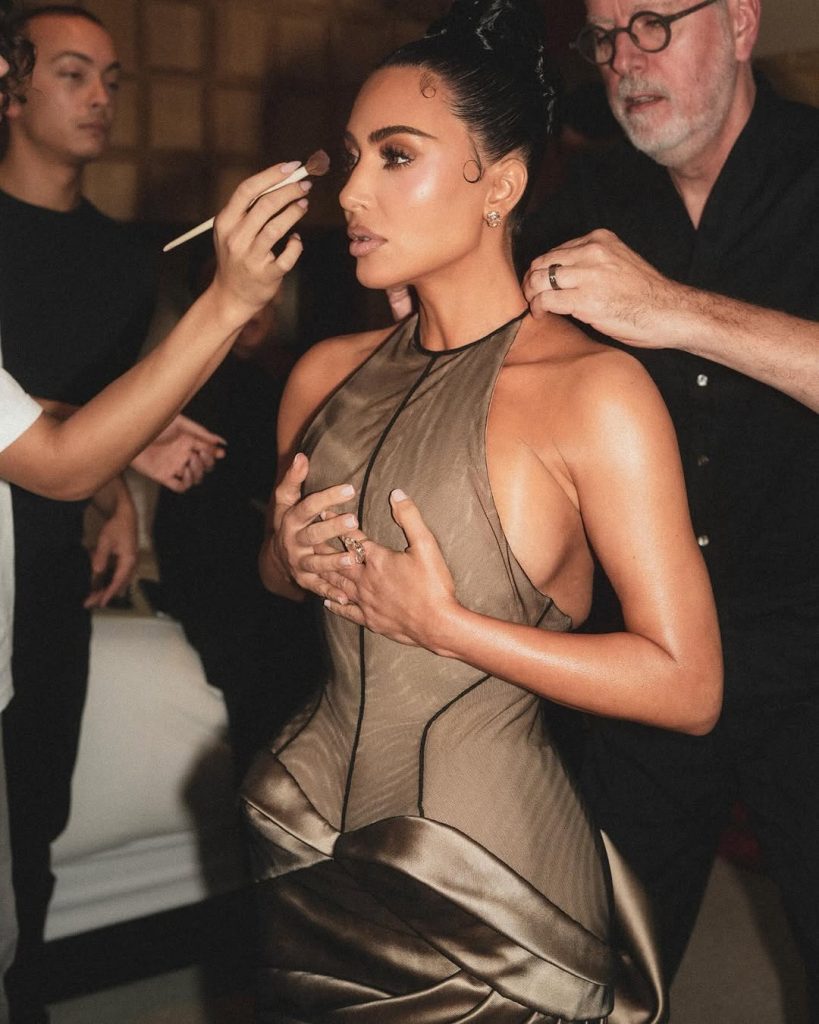 Kim Kardashian e le star di Hollywood accendono la premiere di All’s Fair, dal 4 novembre su Hulu