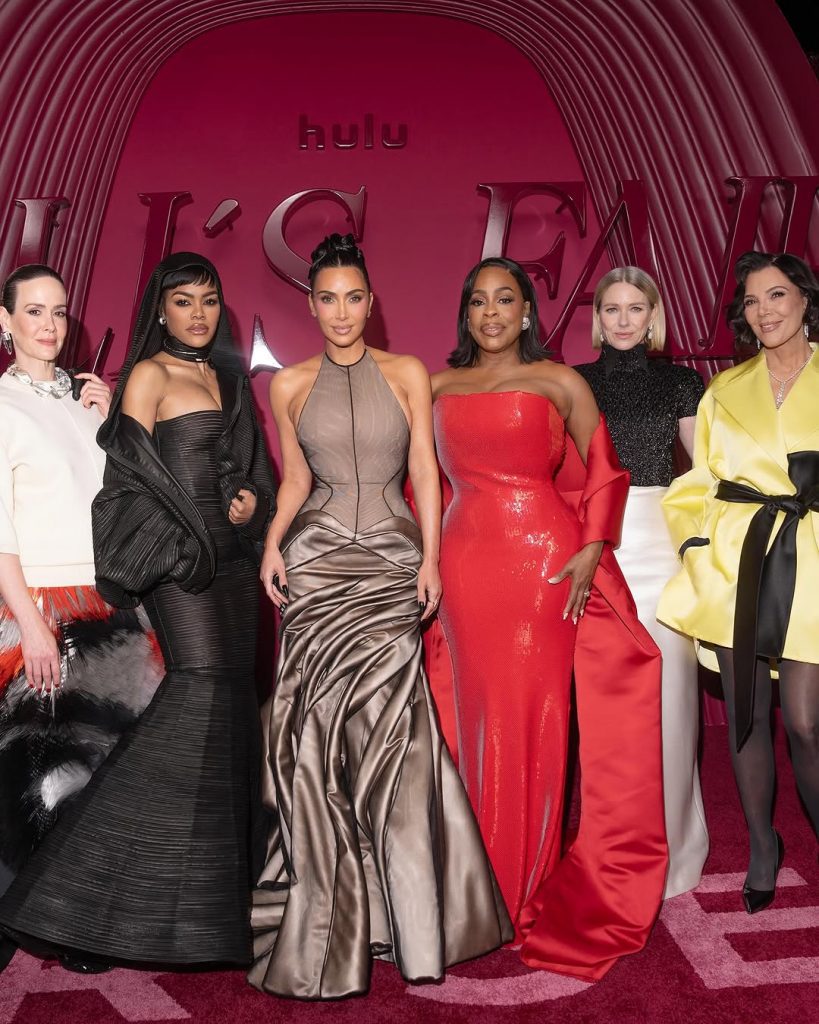 Kim Kardashian e le star di Hollywood accendono la premiere di All’s Fair, dal 4 novembre su Hulu