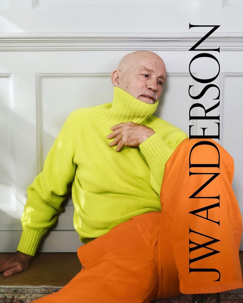 John Malkovich: L'Arte dell'Introspezione nella Nuova Campagna JW Anderson 1 John Malkovich: L'Arte dell'Introspezione nella Nuova Campagna JW Anderson