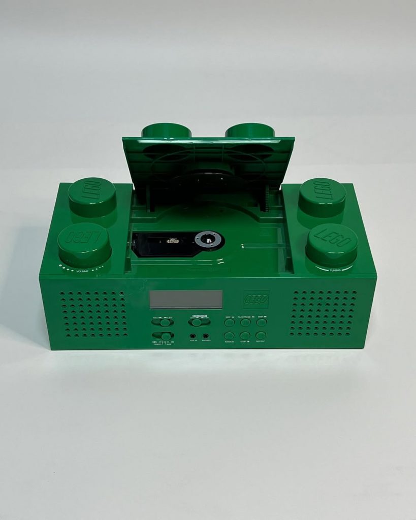 LEGO Lancia il Gadget più Cool del 2025: un Lettore CD 2 LEGO Lancia il Gadget più Cool del 2025: un Lettore CD