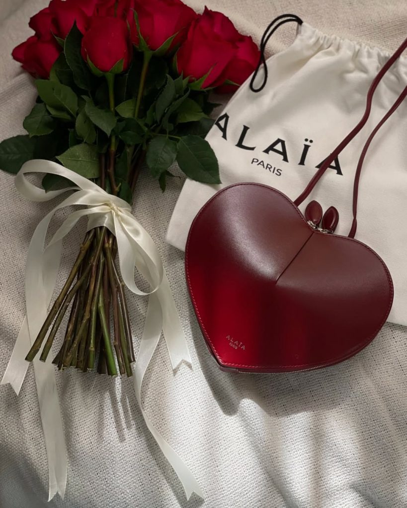 Arriva la mini bag di Alaïa: il nuovo oggetto del desiderio