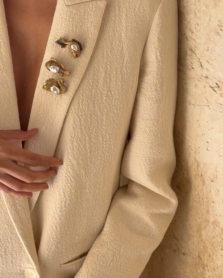 Spille Ovunque: Il Ritorno Glam che Domina Passerelle e Street Style 1 Spille Ovunque: Il Ritorno Glam che Domina Passerelle e Street Style