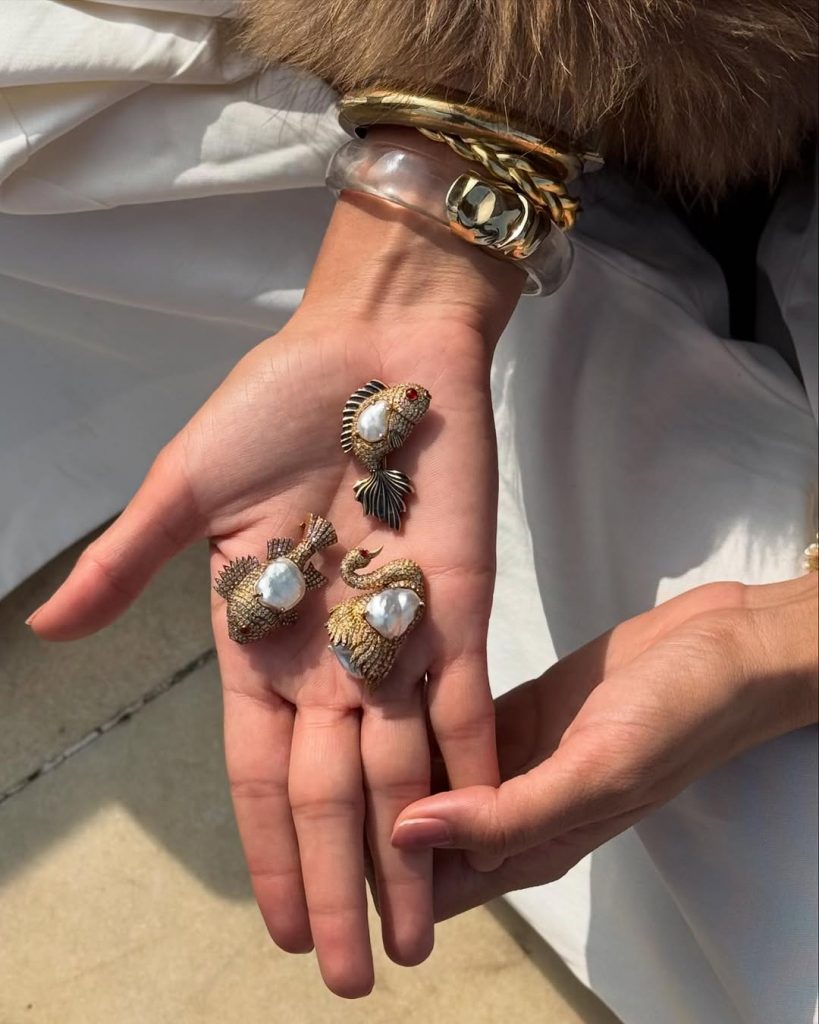 Spille Ovunque: Il Ritorno Glam che Domina Passerelle e Street Style 3 Spille Ovunque: Il Ritorno Glam che Domina Passerelle e Street Style