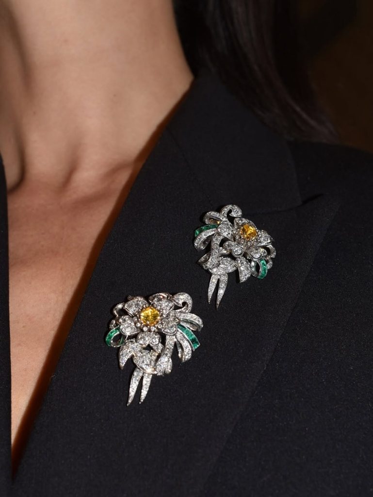 Spille Ovunque: Il Ritorno Glam che Domina Passerelle e Street Style 2 Spille Ovunque: Il Ritorno Glam che Domina Passerelle e Street Style