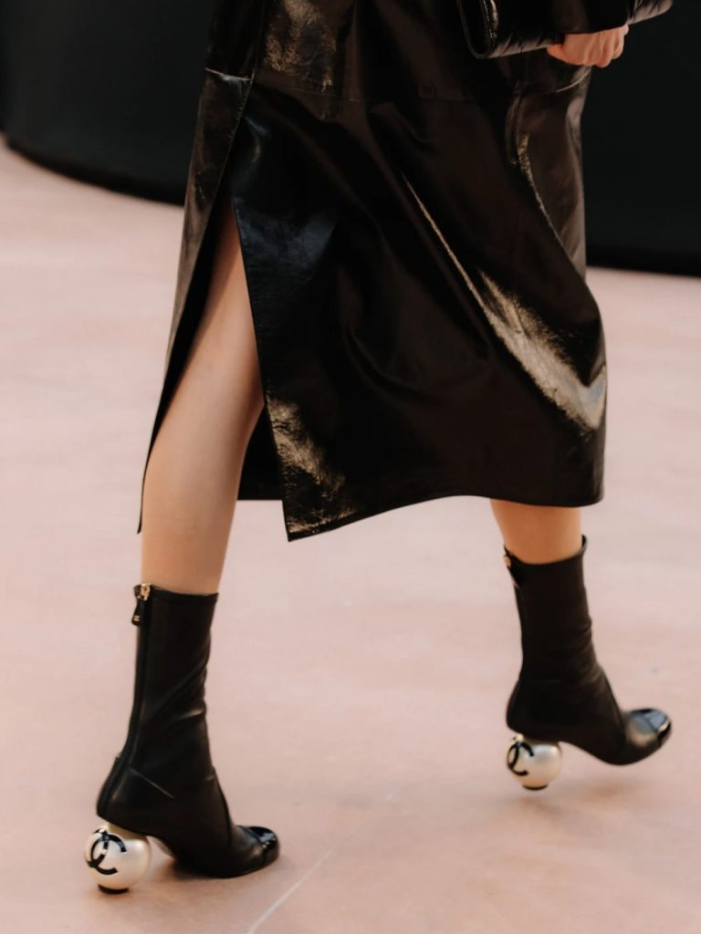 Chanel Reinventa l'Eleganza: Gli Stivali con Tacco a Perla che Stanno Conquistando il Mondo della Moda 1 Chanel Reinventa l'Eleganza: Gli Stivali con Tacco a Perla che Stanno Conquistando il Mondo della Moda