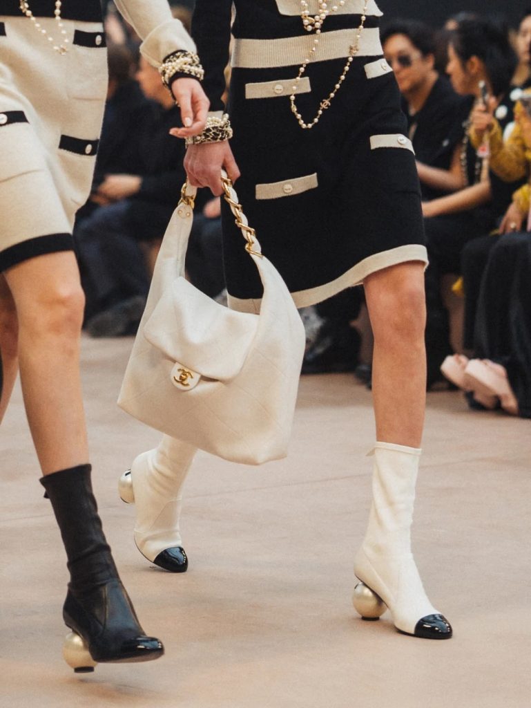 Chanel Reinventa l'Eleganza: Gli Stivali con Tacco a Perla che Stanno Conquistando il Mondo della Moda 2 Chanel Reinventa l'Eleganza: Gli Stivali con Tacco a Perla che Stanno Conquistando il Mondo della Moda