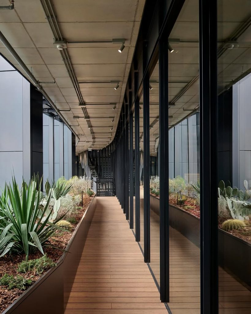 Casa Moncler: Quando il Lusso Incontra l'Innovazione nel Cuore di Milano 4 Casa Moncler: Quando il Lusso Incontra l'Innovazione nel Cuore di Milano