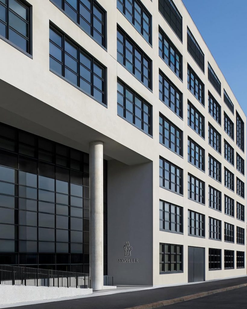Casa Moncler: Quando il Lusso Incontra l'Innovazione nel Cuore di Milano 1 Casa Moncler: Quando il Lusso Incontra l'Innovazione nel Cuore di Milano