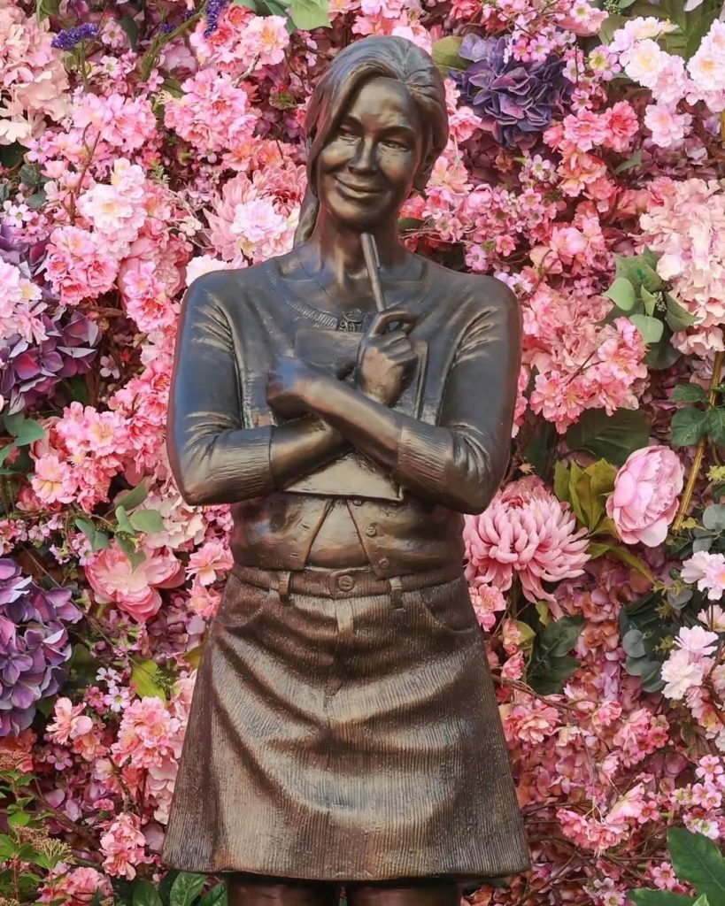 Bridget Jones Immortalata nel Bronzo: Leicester Square Celebra l'Icona del Cinema Contemporaneo 2 Bridget Jones Immortalata nel Bronzo: Leicester Square Celebra l'Icona del Cinema Contemporaneo