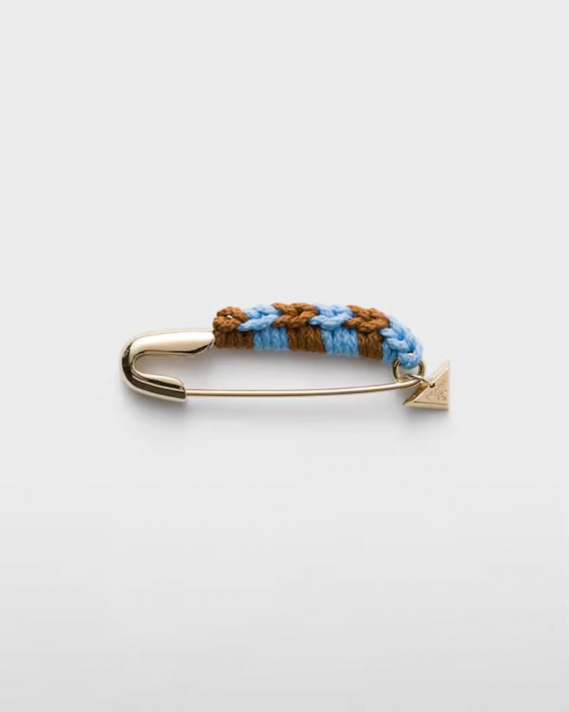 Prada reinventa la safety pin: la spilla minimalista da 775 euro 1 Prada reinventa la safety pin: la spilla minimalista da 775 euro