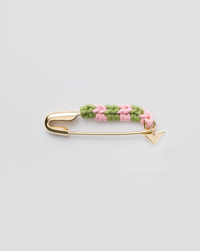 Prada reinventa la safety pin: la spilla minimalista da 775 euro 3 Prada reinventa la safety pin: la spilla minimalista da 775 euro