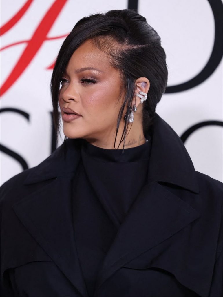 Moda, amore e icone: Rihanna e A$AP Rocky brillano ai CFDA 2025 2 Moda, amore e icone: Rihanna e A$AP Rocky brillano ai CFDA 2025