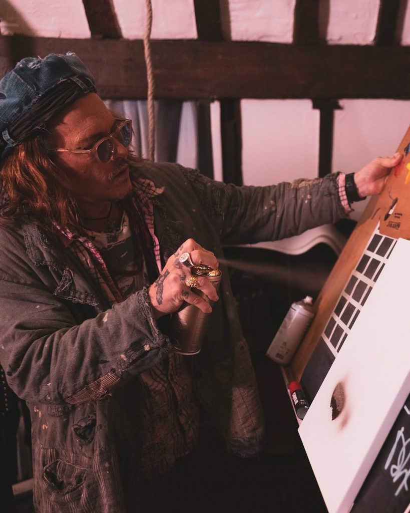 Johnny Depp Debutta Come Artista in Italia