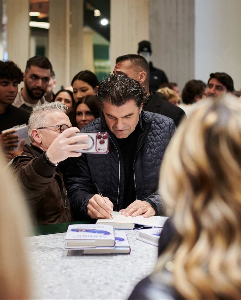 Alberto Tomba incanta Milano: allo store Napapijri la presentazione di “Lo slalom più lungo”