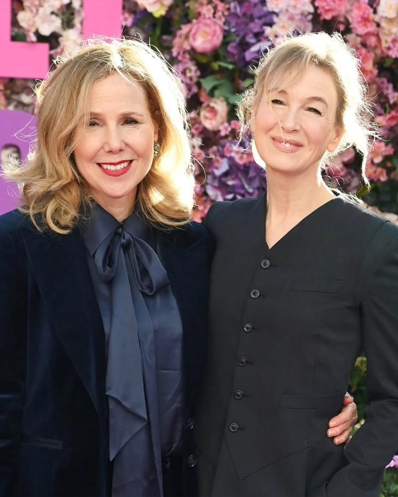 Bridget Jones Immortalata nel Bronzo: Leicester Square Celebra l'Icona del Cinema Contemporaneo 3 Bridget Jones Immortalata nel Bronzo: Leicester Square Celebra l'Icona del Cinema Contemporaneo