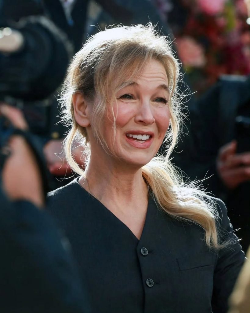 Bridget Jones Immortalata nel Bronzo: Leicester Square Celebra l'Icona del Cinema Contemporaneo 1 Bridget Jones Immortalata nel Bronzo: Leicester Square Celebra l'Icona del Cinema Contemporaneo