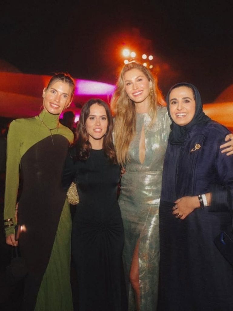Gisele Bündchen illumina il Qatar per i Fashion Trust Arabia Awards: una notte dedicata ai talenti emergenti