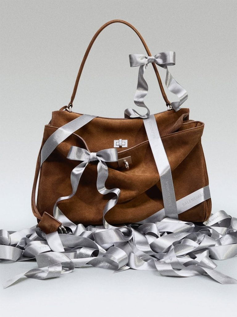 La holiday collection più brillante dell’anno porta la firma Balenciaga 3 La holiday collection più brillante dell’anno porta la firma Balenciaga
