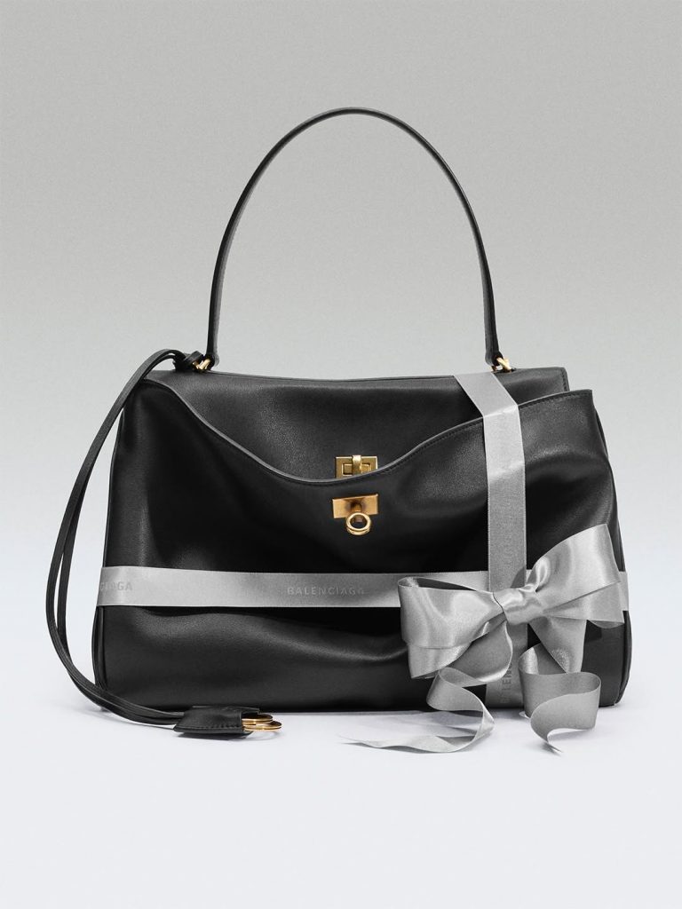 La holiday collection più brillante dell’anno porta la firma Balenciaga 2 La holiday collection più brillante dell’anno porta la firma Balenciaga