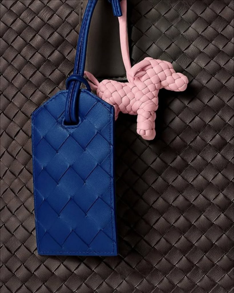 Esiste il blu perfetto: Bottega Veneta l’ha appena presentato