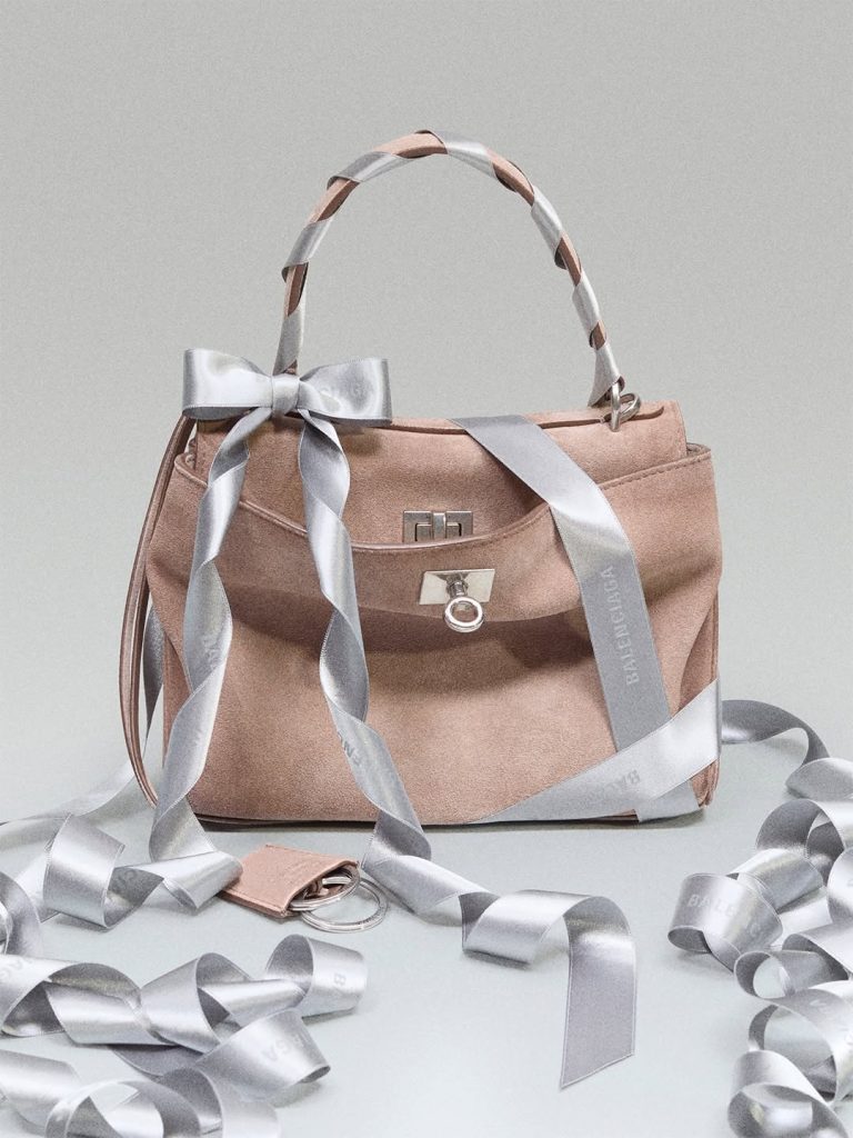 La holiday collection più brillante dell’anno porta la firma Balenciaga 1 La holiday collection più brillante dell’anno porta la firma Balenciaga