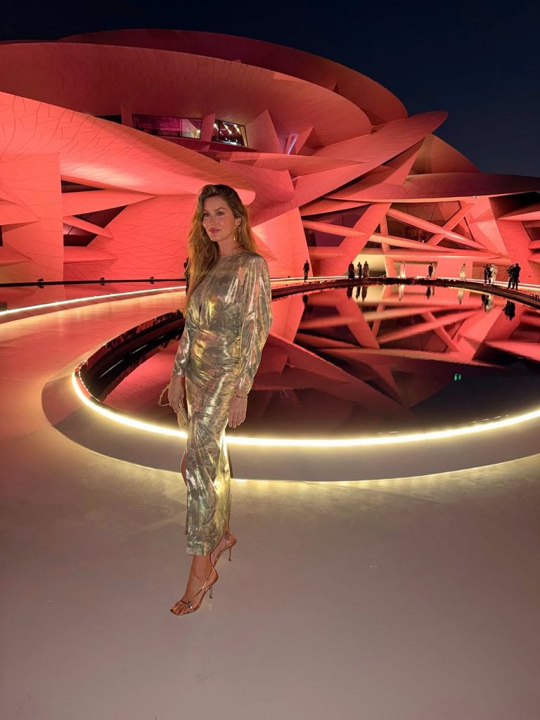 Gisele Bündchen illumina il Qatar per i Fashion Trust Arabia Awards: una notte dedicata ai talenti emergenti