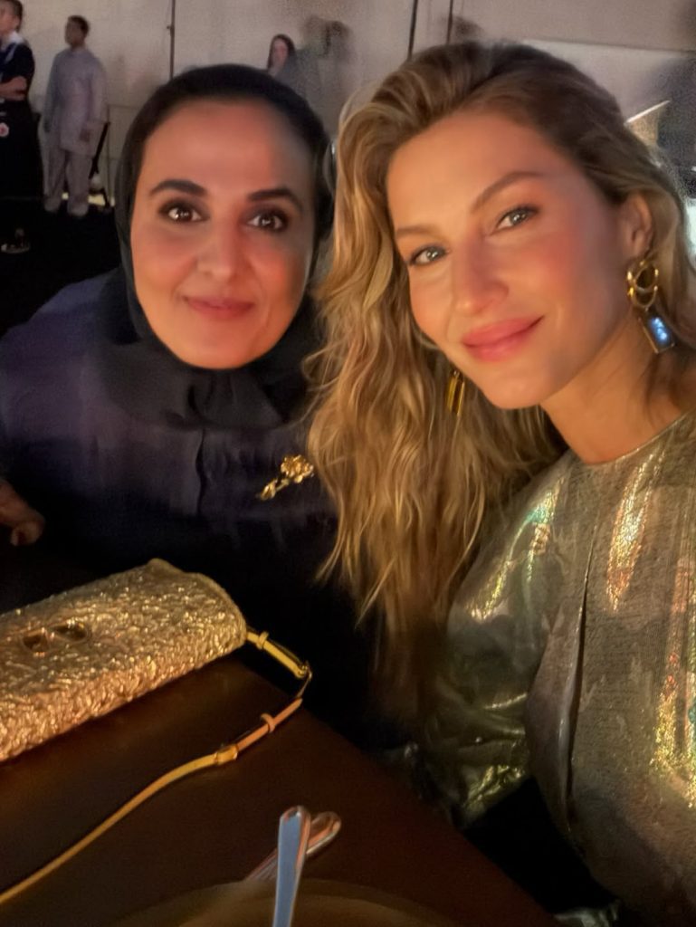 Gisele Bündchen illumina il Qatar per i Fashion Trust Arabia Awards: una notte dedicata ai talenti emergenti
