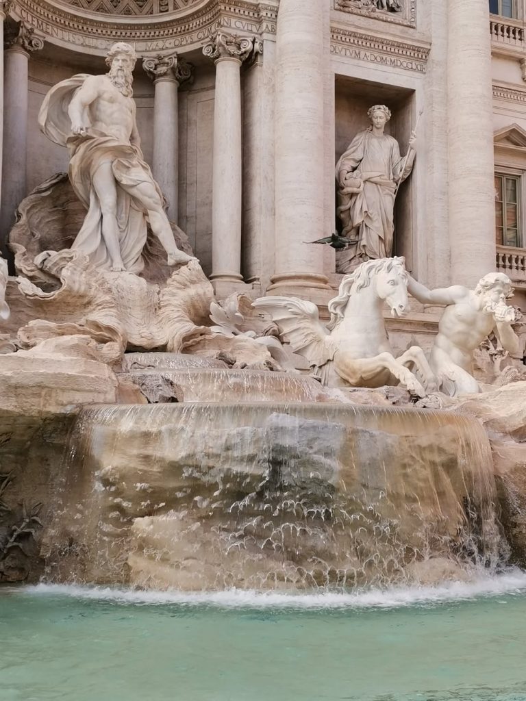 Fontana di Trevi, stop al caos: 2 euro per entrare nell’area