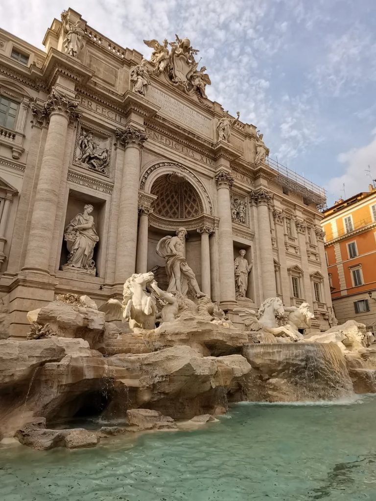 Fontana di Trevi, stop al caos: 2 euro per entrare nell’area