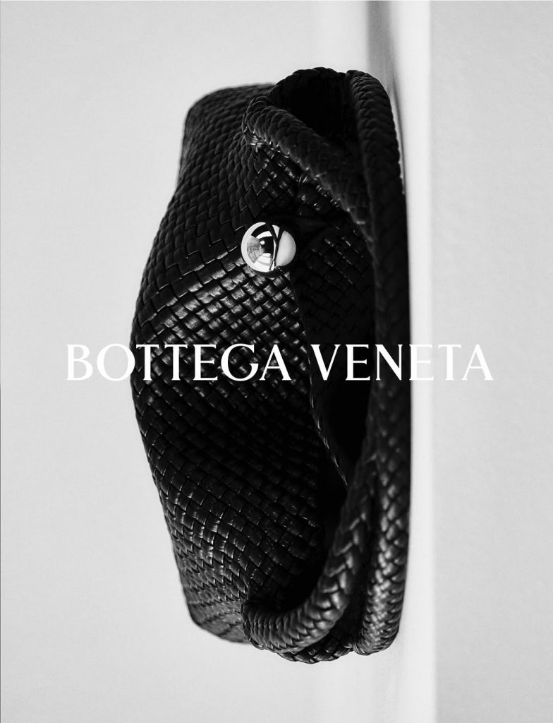 Bottega Veneta spinge oltre l’artigianalità: presentata la prima borsa 3D da 8.700€ 1 Bottega Veneta spinge oltre l’artigianalità: presentata la prima borsa 3D da 8.700€