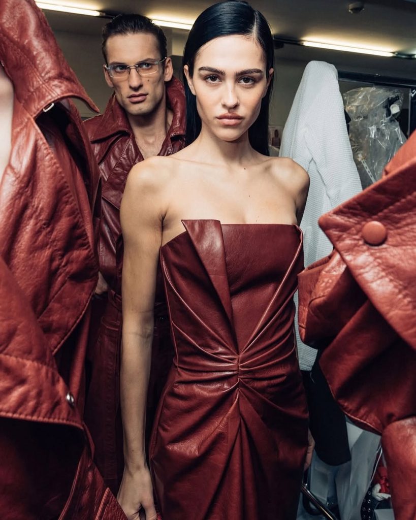 Ferrari Accelera nel Mondo dell'Alta Moda: La Rivoluzione SS26 di Rocco Iannone 3 Ferrari Accelera nel Mondo dell'Alta Moda: La Rivoluzione SS26 di Rocco Iannone