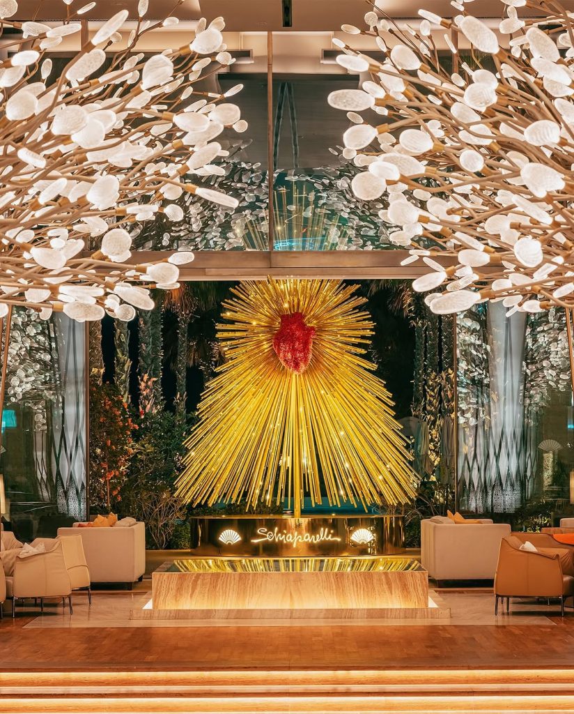 Quando l'Alta Moda Incontra la Magia Natalizia: Il Capolavoro Schiaparelli al Mandarin Oriental Jumeira 1 Quando l'Alta Moda Incontra la Magia Natalizia: Il Capolavoro Schiaparelli al Mandarin Oriental Jumeira
