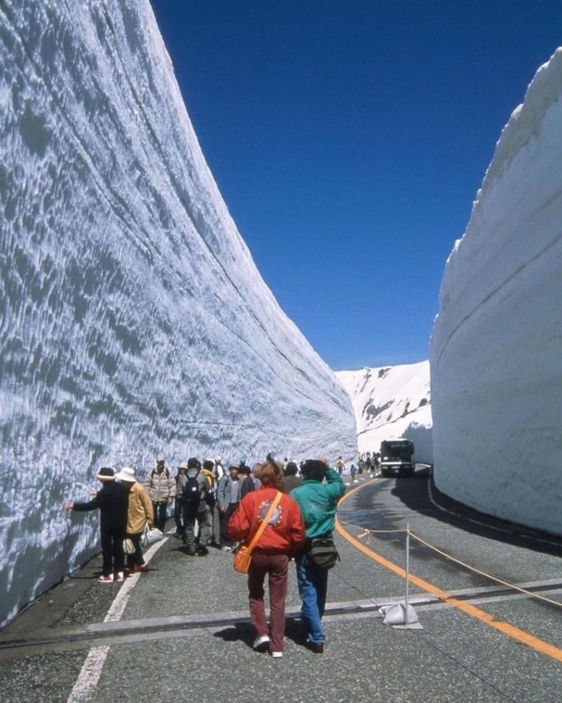 Muri di neve alti 20 metri: la strada surreale del Giappone