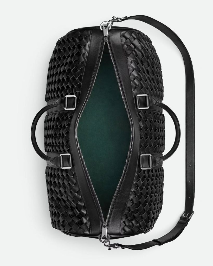 Bottega Veneta spinge oltre l’artigianalità: presentata la prima borsa 3D da 8.700€ 2 Bottega Veneta spinge oltre l’artigianalità: presentata la prima borsa 3D da 8.700€