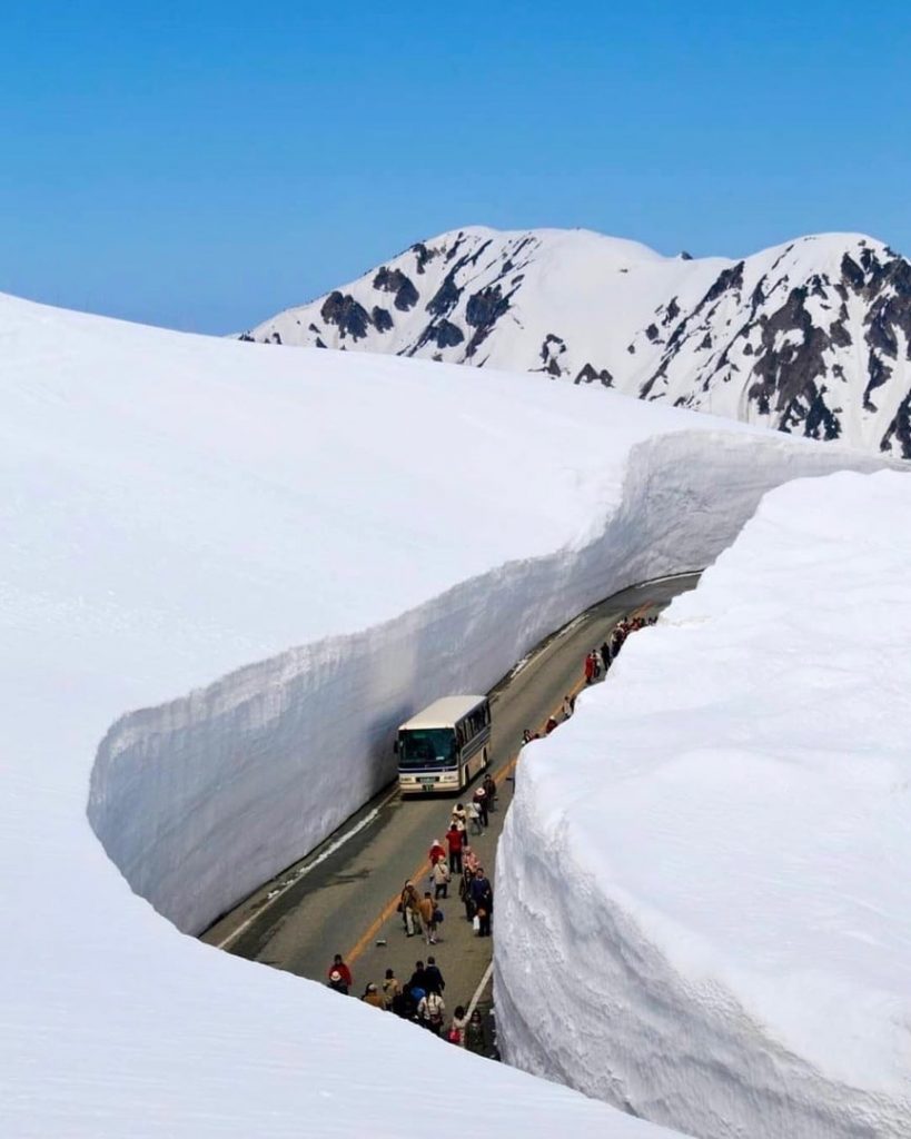 Muri di neve alti 20 metri: la strada surreale del Giappone