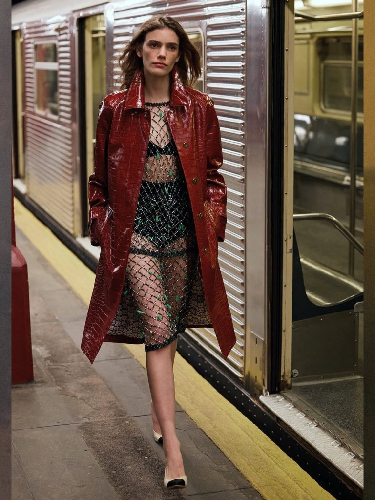 Chanel porta l’alta moda nella metropolitana di New York: quando l’ordinario diventa straordinario