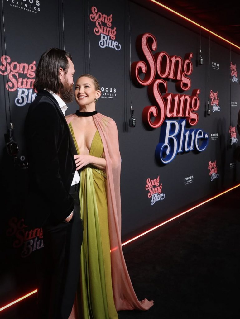 Kate Hudson alla première di Song Sung Blue: il décolleté diventa fashion statement