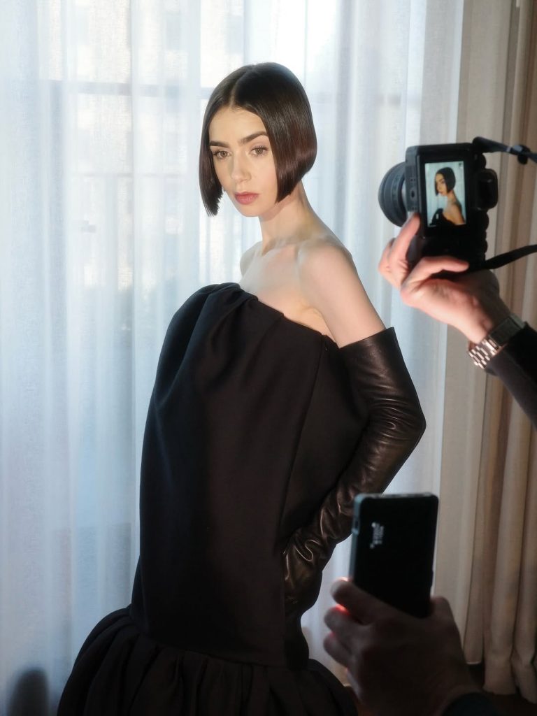Lily Collins Ridefinisce l'Eleganza con un Taglio Iconico
