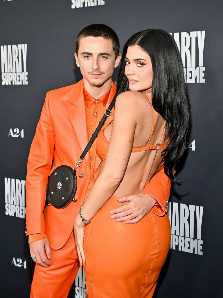 All eyes on Kylie Jenner e Timothée Chalamet, il look ton-sur-ton che ha incendiato I social 1 All eyes on Kylie Jenner e Timothée Chalamet, il look ton-sur-ton che ha incendiato I social