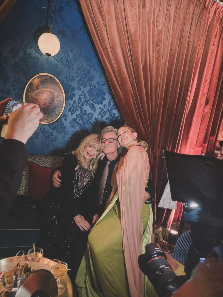 Kate Hudson alla première di Song Sung Blue: il décolleté diventa fashion statement